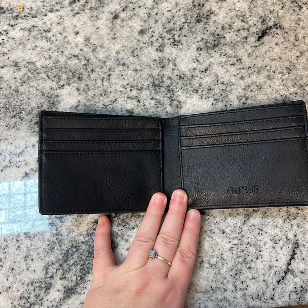 Guess Men’s Wallet - Picture 3 of 5